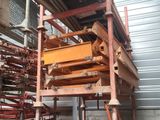 une grande pile de palettes en bois entreposée dans un entrepôt