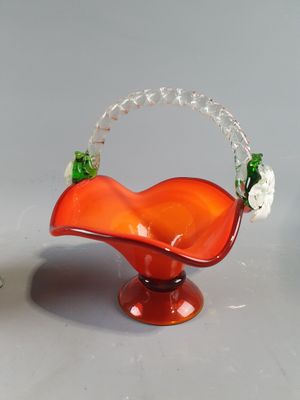 deux vases posés l'un à côté de l'autre sur une table