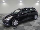 une voiture noire est garée dans une pièce au sol en damier