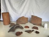 une table sur laquelle se trouvent de nombreux objets différents