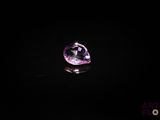 gros plan d'un diamant violet sur une surface noire