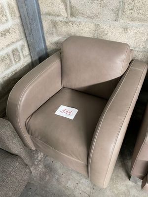 1 Fauteuil en cuir DOLLARO taupe arrondi.