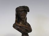 une image représentant un buste en bronze d'une femme posé sur un socle