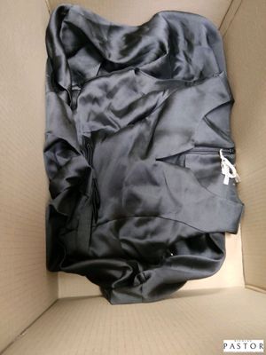 une boîte contenant un tissu noir