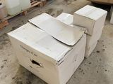 de nombreux cartons empilés sur une palette dans un entrepôt