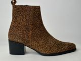 une paire de bottines à imprimé léopard avec un talon en bois