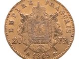 Gros plan sur une pièce d'or ornée d'une couronne