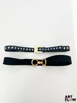 une paire de ceintures noires et dorées avec une boucle dorée