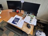 un bureau sur lequel sont posés deux écrans d'ordinateur et un clavier