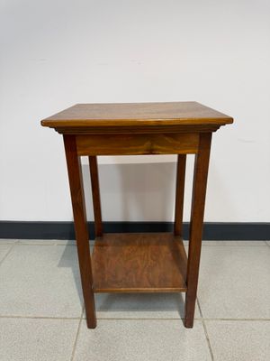 Table d'appoint en bois naturel, pieds réunis par tablette d…