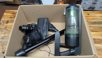 une boîte contenant un aspirateur et d'autres objets