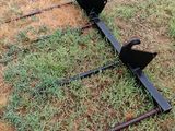 un objet métallique qui se trouve dans l'herbe