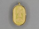 un pendentif en or orné d'un ange