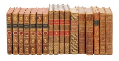 une image représentant une rangée de vieux livres empilés les uns sur les autres