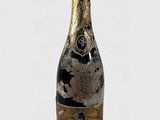 une photo d'une bouteille de champagne posée sur une table