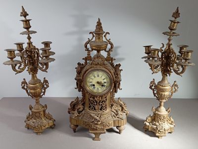 Garniture de cheminée en bronze patiné.