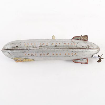 une petite maquette métallique représentant un sous-marin, posée sur une surface blanche