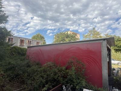 un camion-fourgon rouge garé sur le bord de la route