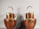 paire de vases anciens en cuivre, munis d'anses et de poignées