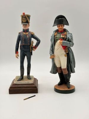 deux figurines représentant un homme et une femme en uniforme