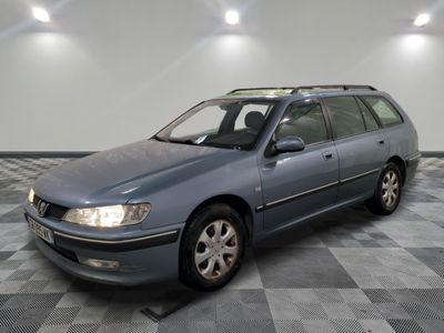la photo d'une voiture bleue garée dans un garage