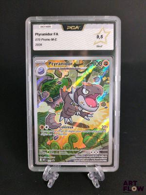gros plan d'une carte pokemon dans un étui en plastique