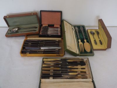 de nombreux types de couteaux et de cuillères dans un coffret
