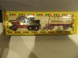 une boîte contenant un camion et un cheval miniatures