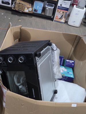 une boîte contenant un micro-ondes, dans un magasin