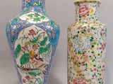 trois vases posés l'un à côté de l'autre sur une table
