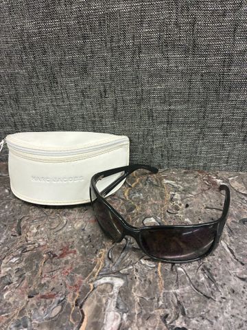 MARC JACOBS – Paire de lunettes de soleil, dans leurs boite. 