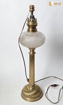 une lampe de table ancienne en laiton, avec un abat-jour en verre et un cordon