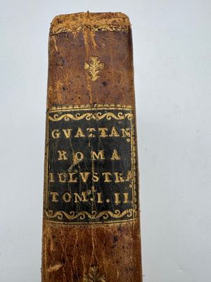 un vieux livre écrit posé sur une table