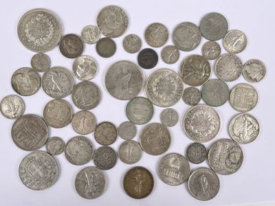 de nombreuses pièces d'argent sur une surface blanche
