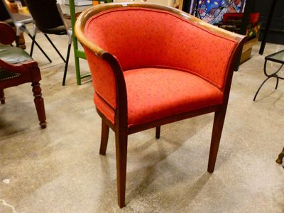 une chaise rouge qui se trouve dans une pièce