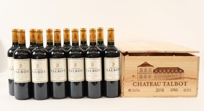 six bouteilles de vin dans un coffret en bois, à côté d'un verre de vin