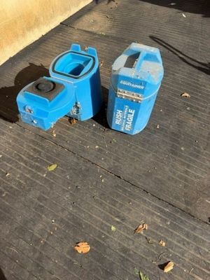deux poubelles bleues posées l'une à côté de l'autre sur le trottoir