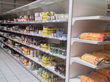 de nombreuses étagères du magasin qui regorgent de produits alimentaires