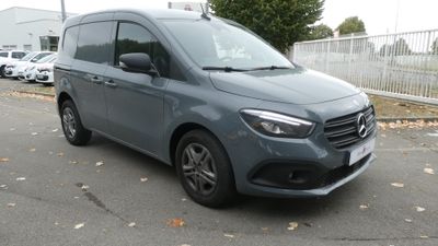 Le monospace Mercedes Classe V est garé sur un parking