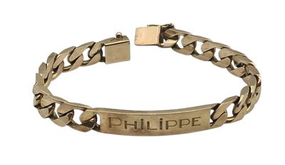 un gros plan d'un bracelet sur lequel figure un prénom