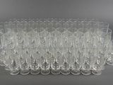 un grand nombre de verres posés sur une table