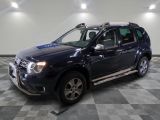 une photo d'un 4x4 bleu garé dans un garage