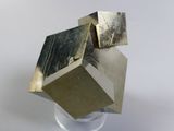 un objet métallique posé sur un verre