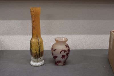 deux vases posés l'un à côté de l'autre sur une étagère