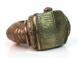 une image représentant une bague en métal et en or