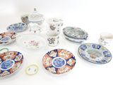 de nombreuses assiettes et bols différents sur la table