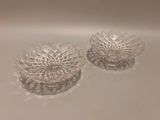 deux bols en verre transparent posés sur une table blanche