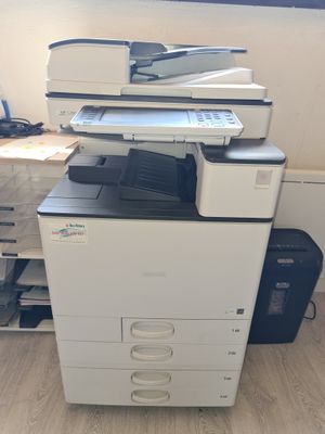 une imprimante posée sur un bureau