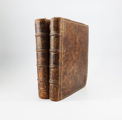 un vieux livre posé sur une surface blanche