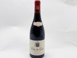 une bouteille de vin posée sur une table